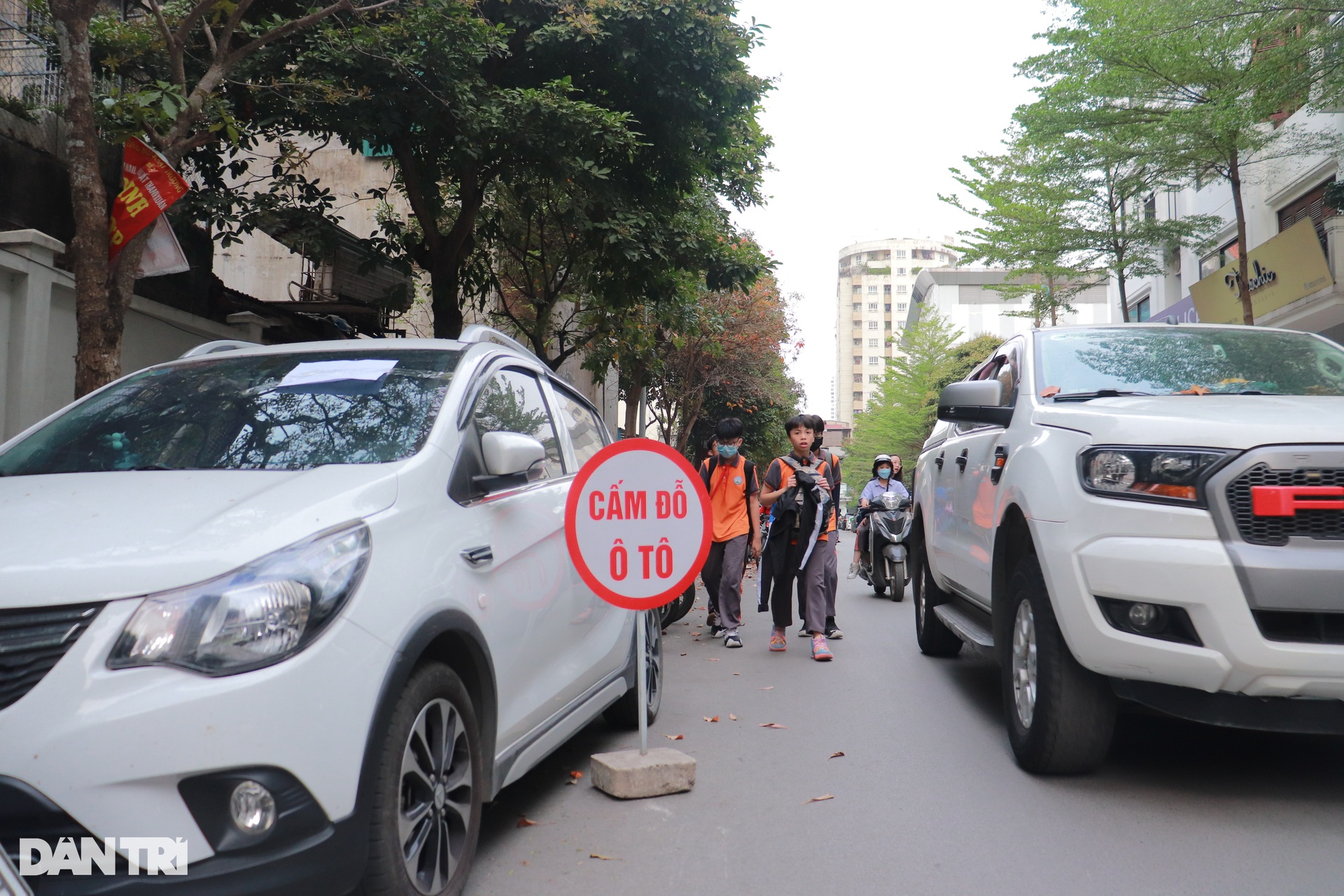 Hà Nội: Ô tô đỗ tràn lan trước cổng trường, học sinh luyện kỹ năng né xe - 1 Hà Nội: Ô tô đỗ tràn lan trước cổng trường, học sinh luyện kỹ năng né xe - 1