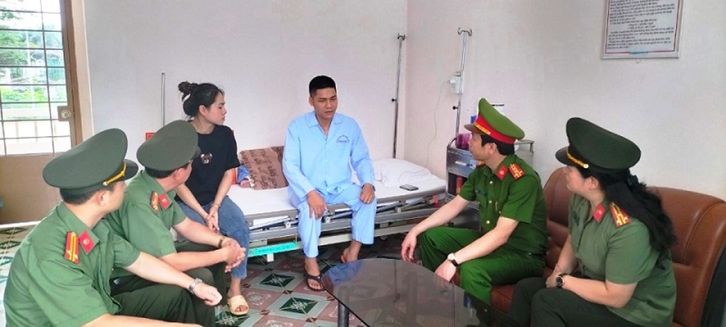 Thăm hỏi gia đình liệt sĩ, cán bộ bị thương ở Đắk Lắk - 2 Thăm hỏi gia đình liệt sĩ, cán bộ bị thương ở Đắk Lắk - 2