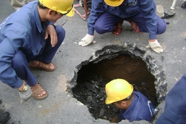 Nhiều biện pháp hạn chế “hố tử thần” trong mùa mưa