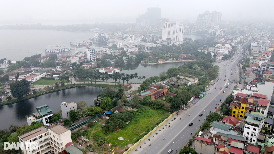 Lô đất vàng còn sót cạnh hồ Tây bất ngờ xuất hiện bảng tên Tân Hoàng Minh - 18 Lô đất vàng còn sót cạnh hồ Tây bất ngờ xuất hiện bảng tên Tân Hoàng Minh - 18