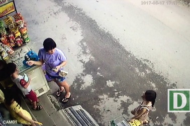 Tên cướp giật dây chuyền bị camera ghi hình