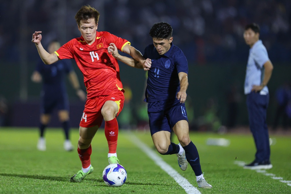 HLV Kim Sang Sik: Tôi mong chấn thương của Hoàng Đức không nghiêm trọng - 2 HLV Kim Sang Sik: Tôi mong chấn thương của Hoàng Đức không nghiêm trọng - 2