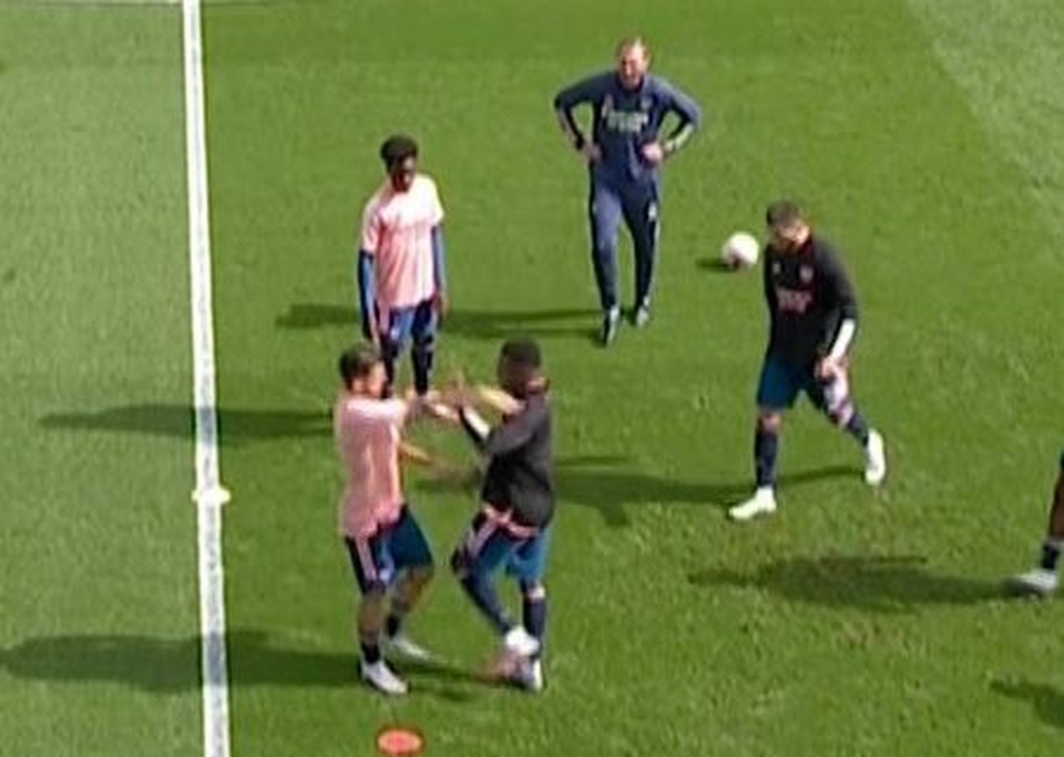 Hai ngôi sao của Arsenal tẩn nhau ngay trước trận gặp Fulham - 1 Hai ngôi sao của Arsenal tẩn nhau ngay trước trận gặp Fulham - 1