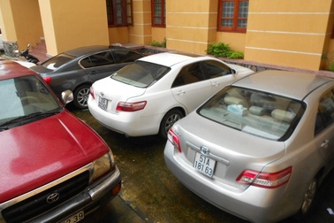 Tạm giữ ô tô Camry nghi gắn biển số giả để lưu hành