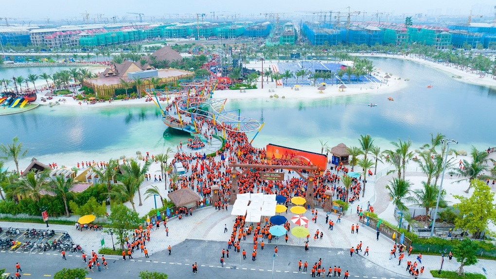Hơn 8.000 người tham gia lễ ra quân dự án Vinhomes Ocean Park 3 - The Crown - 2 Hơn 8.000 người tham gia lễ ra quân dự án Vinhomes Ocean Park 3 - The Crown - 2