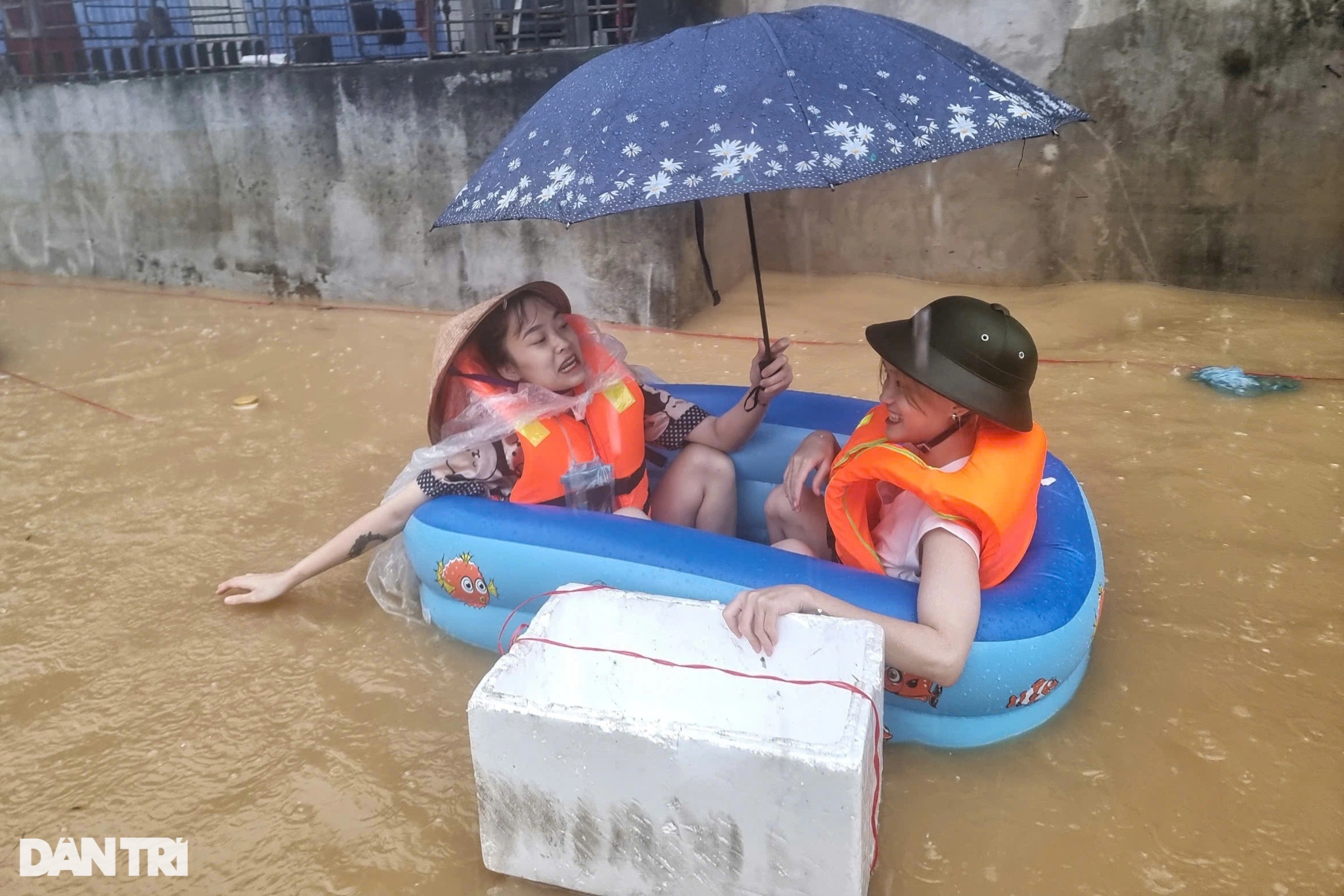 View - Xuyên đêm tiếp tế lương thực cho người dân vùng lũ Thái Nguyên | Báo Dân trí