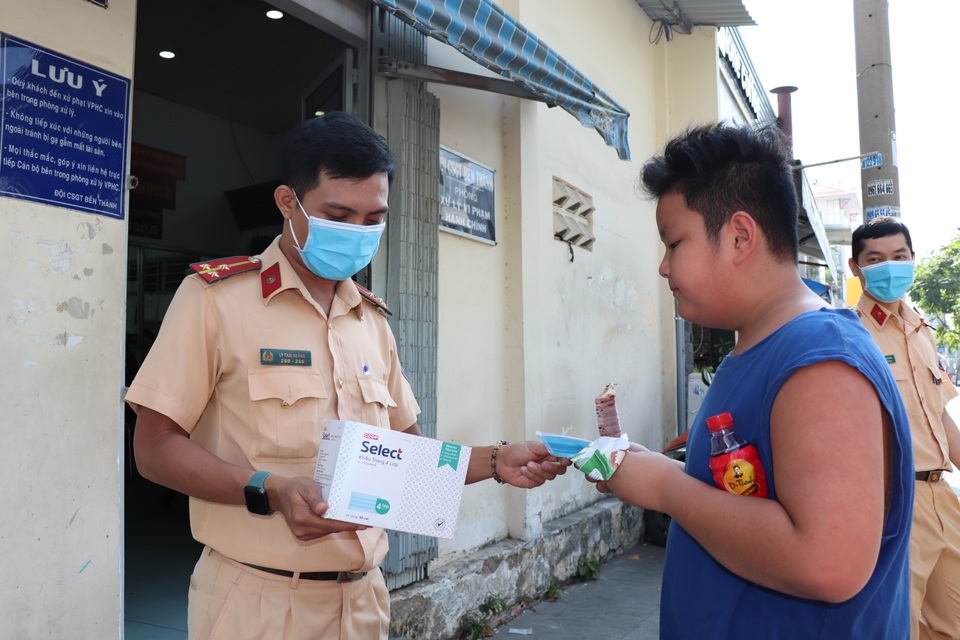 CSGT TPHCM phát khẩu trang miễn phí cho người dân phòng bệnh Corona - 11 CSGT TPHCM phát khẩu trang miễn phí cho người dân phòng bệnh Corona - 11