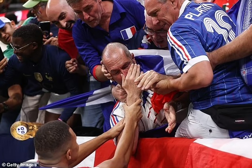 Mbappe xin lỗi vì sút bóng trúng mặt cổ động viên Pháp - 5 Mbappe xin lỗi vì sút bóng trúng mặt cổ động viên Pháp - 5