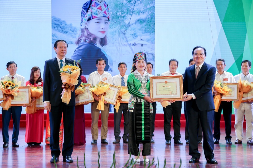 Phó Chủ tịch nước: Gắn thi đua với xây dựng môi trường giáo dục lành mạnh - 1 Phó Chủ tịch nước: Gắn thi đua với xây dựng môi trường giáo dục lành mạnh - 1