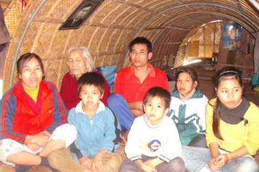 Thuyền nan mong manh và 8 phận người đánh đu với sông nước