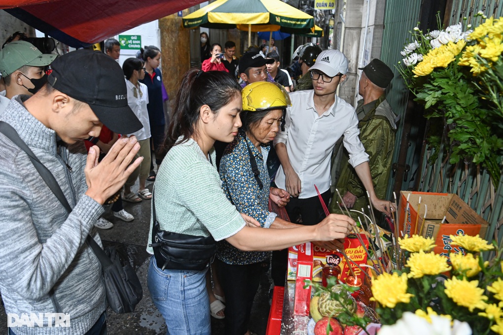 Người Hà Nội đội mưa thắp hương tưởng niệm 56 nạn nhân vụ cháy chung cư  - 4