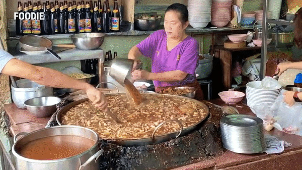 Nếm thử nồi nước hầm khổng lồ suốt 50 năm không hề đổ bỏ - 3 Nếm thử nồi nước hầm khổng lồ suốt 50 năm không hề đổ bỏ - 3