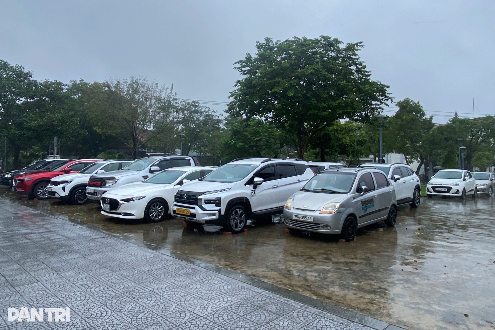 Hàng trăm ô tô đậu kín các điểm công cộng, vỉa hè để tránh lụt - 4 Hàng trăm ô tô đậu kín các điểm công cộng, vỉa hè để tránh lụt - 4
