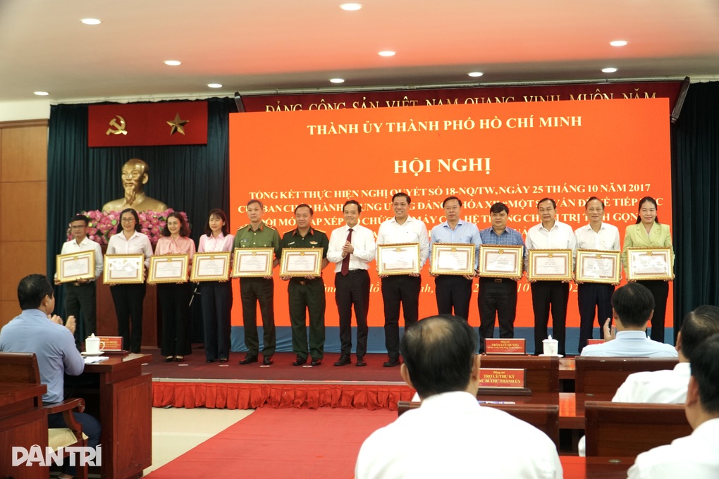 Bí thư TPHCM đề nghị xã, phường tăng trao đổi kinh nghiệm, ứng dụng ChatGPT - 2 Bí thư TPHCM đề nghị xã, phường tăng trao đổi kinh nghiệm, ứng dụng ChatGPT - 2