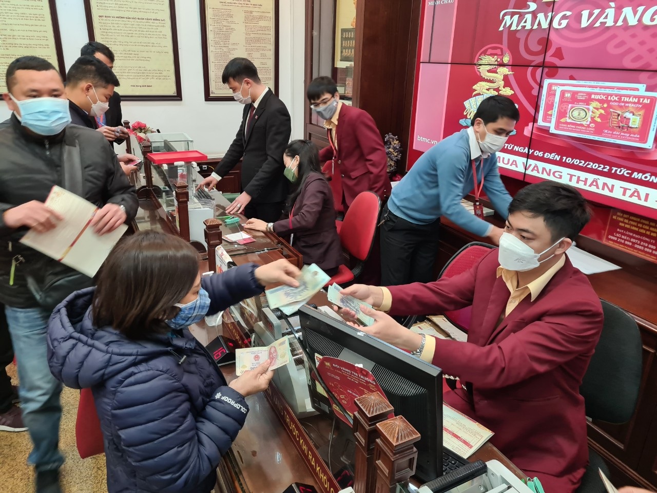 Những hình ảnh bất ngờ tại các nhà vàng Hà Nội, TPHCM ngày vía Thần tài - 8 Những hình ảnh bất ngờ tại các nhà vàng Hà Nội, TPHCM ngày vía Thần tài - 8