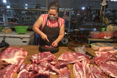 Lợn hơi giảm mạnh: Sạp chợ vẫn cố thủ giá cao, lợn quay 400 nghìn đồng/kg