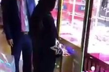 Cô gái gắp thú bông cực tài tình khiến nhân viên khu vui chơi cũng phải “sốt ruột”