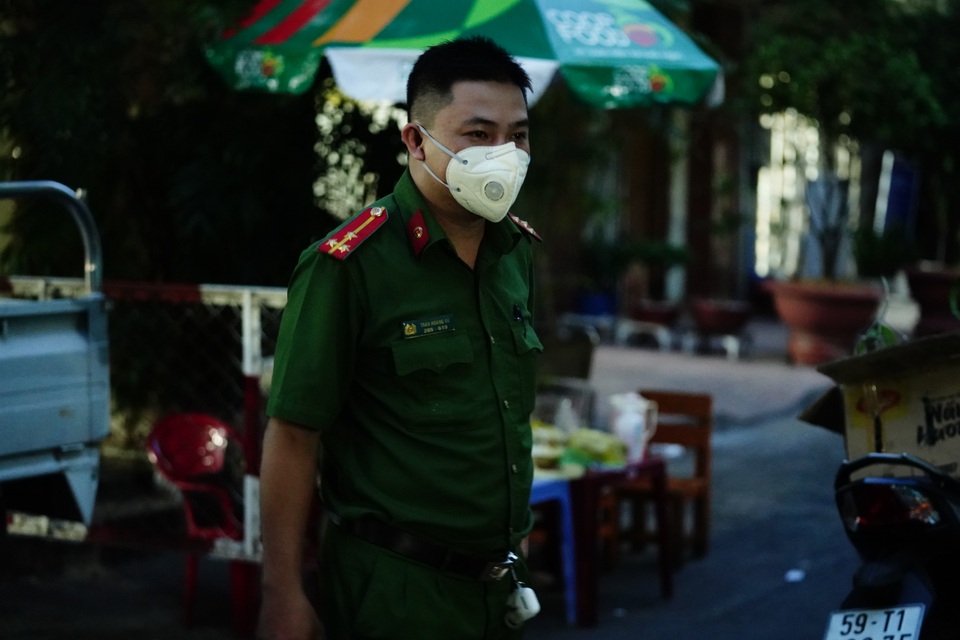 Phong toả lô chung cư có người tái dương tính với SARS-CoV-2 - 12 Phong toả lô chung cư có người tái dương tính với SARS-CoV-2 - 12