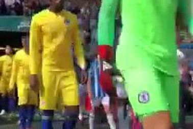 Cầu thủ Huddersfield và Chelsea ra sân thi đấu