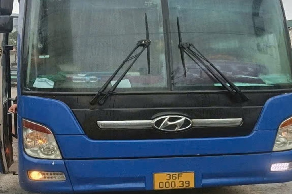 Xe khách 40 chỗ nhồi nhét 56 người - 1 Xe khách 40 chỗ nhồi nhét 56 người - 1