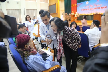 Trưởng Ban Dân vận Trung ương tặng quà Tết cho bệnh nhân ung thư