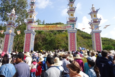 Hàng vạn người rồng rắn đi lễ hội chùa ông Núi  