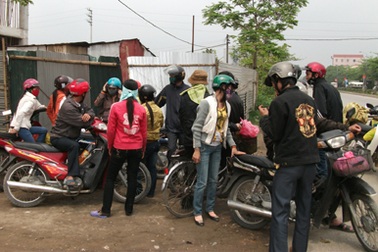 Gần 200 công nhân bãi công đòi tăng lương 