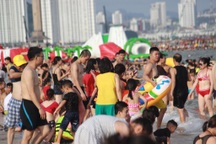 Biển người chen chân tại Bãi Cháy ngày cuối tuần