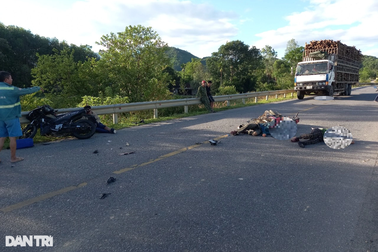 Hai xe máy đối đầu, 3 người thương vong