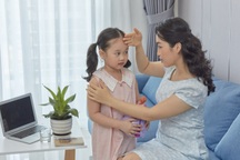 Chuyên gia gỡ rối trăm điều khó của mẹ khi chăm con ốm sốt giữa dịch Covid-19