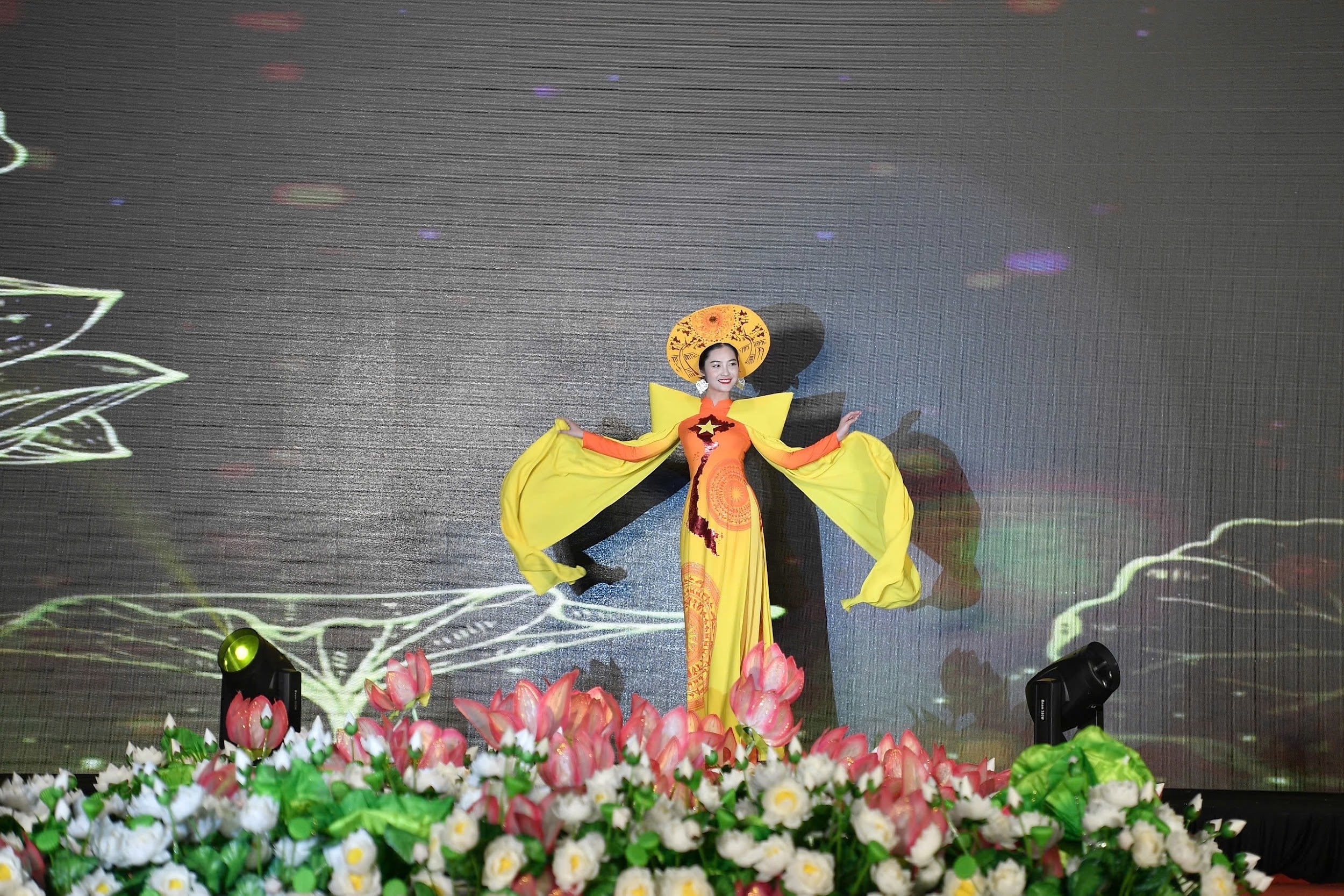 Miss Nong Thuy Hang performs Ao Dai inspired by the shape of the country - 3 Hoa hậu Nông Thúy Hằng trình diễn áo dài lấy cảm hứng từ dáng hình đất nước - 3