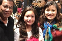 Du hí Hồng Kông không đúng lúc, ông Duterte hứng bão chỉ trích