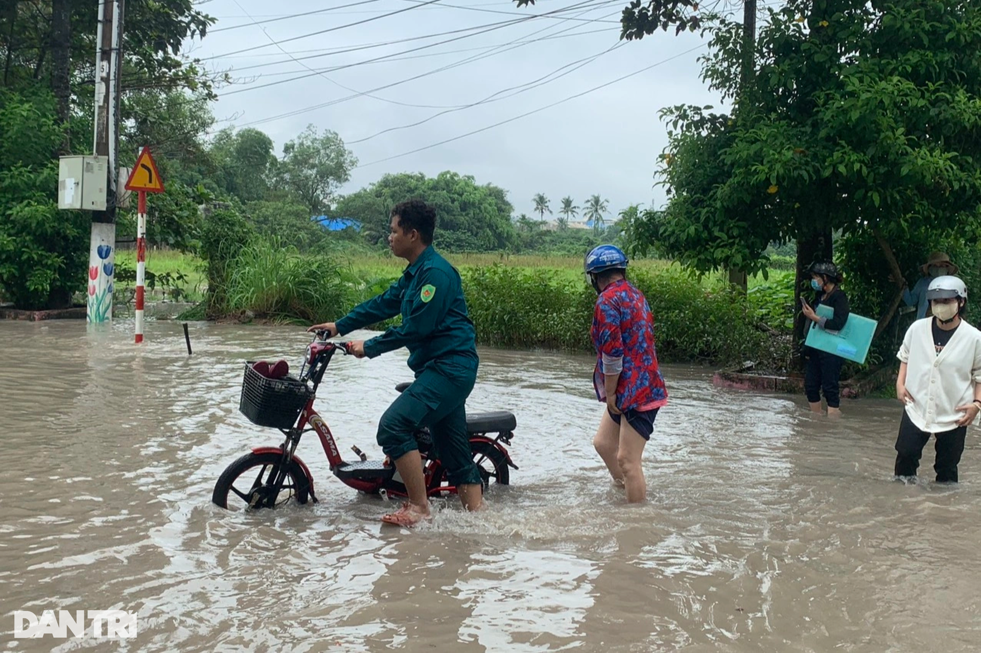 Đường biến thành sông, người dân tranh thủ thả lưới bắt cá - 8 Đường biến thành sông, người dân tranh thủ thả lưới bắt cá - 8
