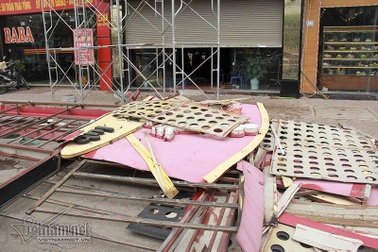 Biển karaoke khủng rơi lả tả ở Hà Nội