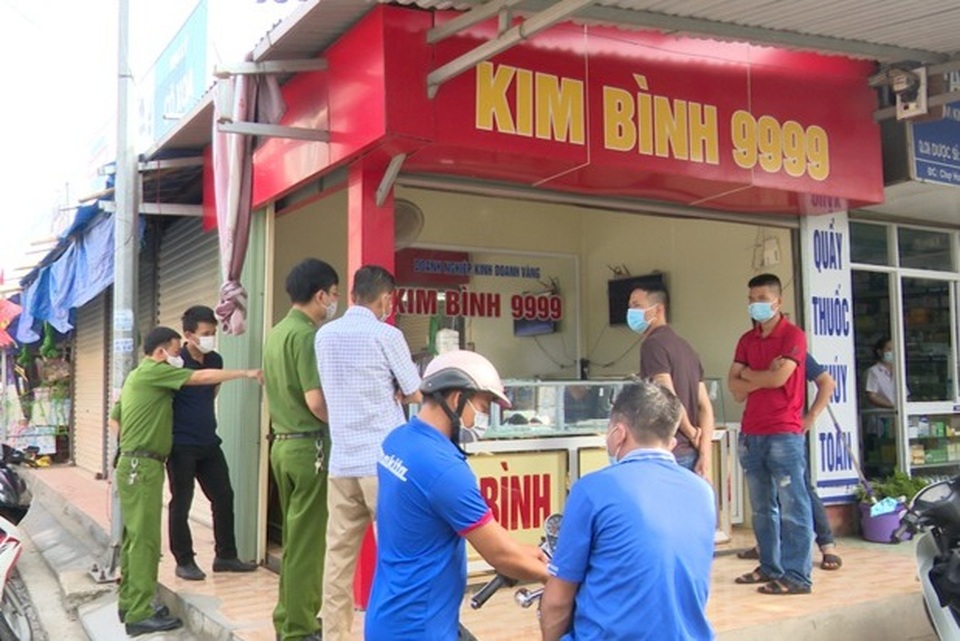 Truy tìm kẻ đột nhập tiệm vàng, khoắng trang sức trong đêm - 1 Truy tìm kẻ đột nhập tiệm vàng, khoắng trang sức trong đêm - 1