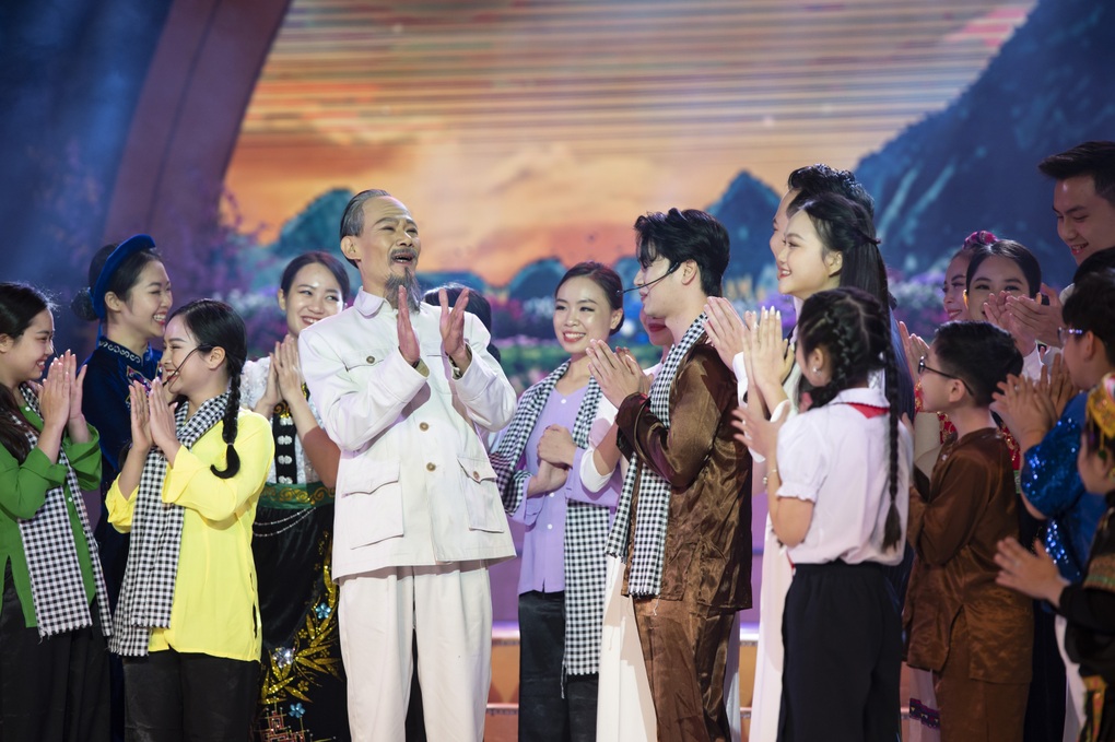 Nghệ sĩ Thanh Phong, Hà Quỳnh Như gây xúc động khi diễn ca kịch về Bác - 1