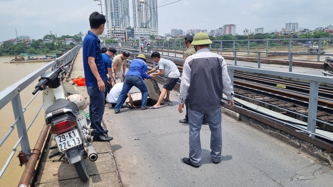 Cầu Long Biên xuất hiện lỗ thủng người chui lọt - 2 Cầu Long Biên xuất hiện lỗ thủng người chui lọt - 2