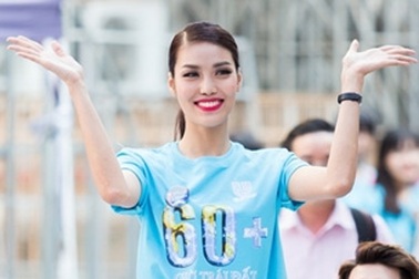 Hoa khôi Lan Khuê cùng SV hưởng ứng Giờ Trái đất