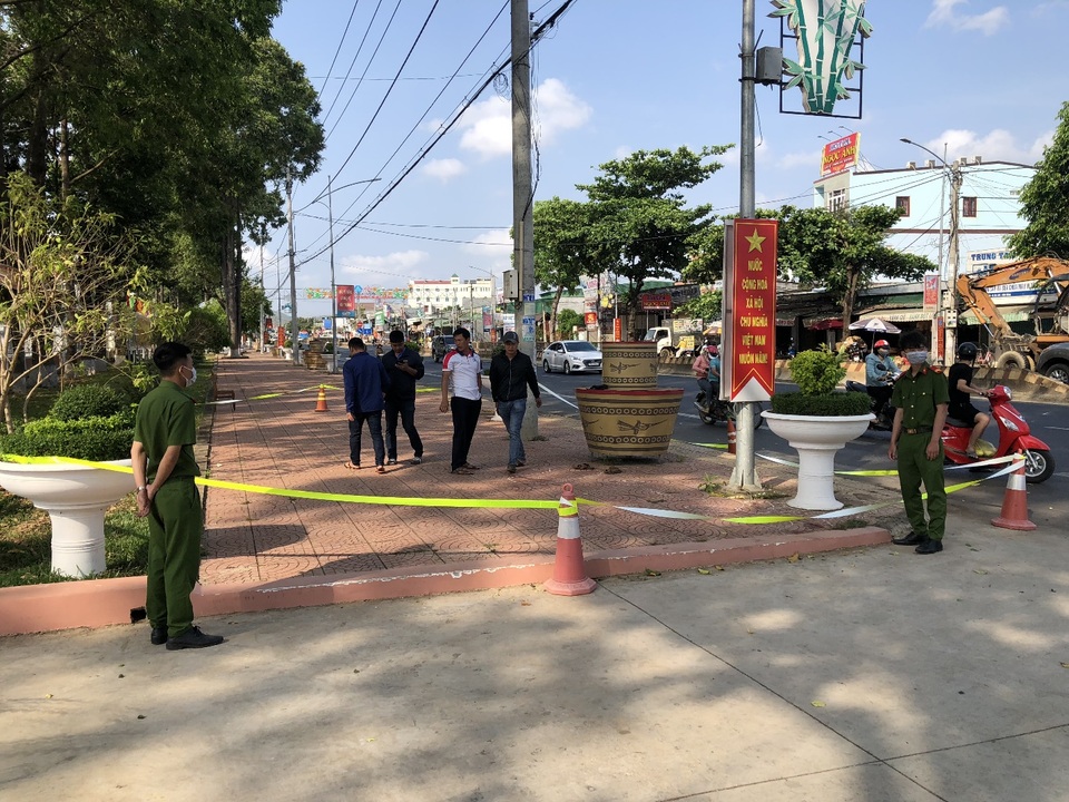 Khởi tố đối tượng đánh 2 người thương vong trước cổng ủy ban huyện - 2 Khởi tố đối tượng đánh 2 người thương vong trước cổng ủy ban huyện - 2