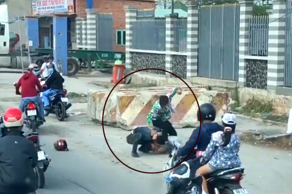 Bất ngờ dừng xe, lao vào hỗn chiến, nam thanh niên bị đánh gục tại chỗ - 5 Bất ngờ dừng xe, lao vào hỗn chiến, nam thanh niên bị đánh gục tại chỗ - 5