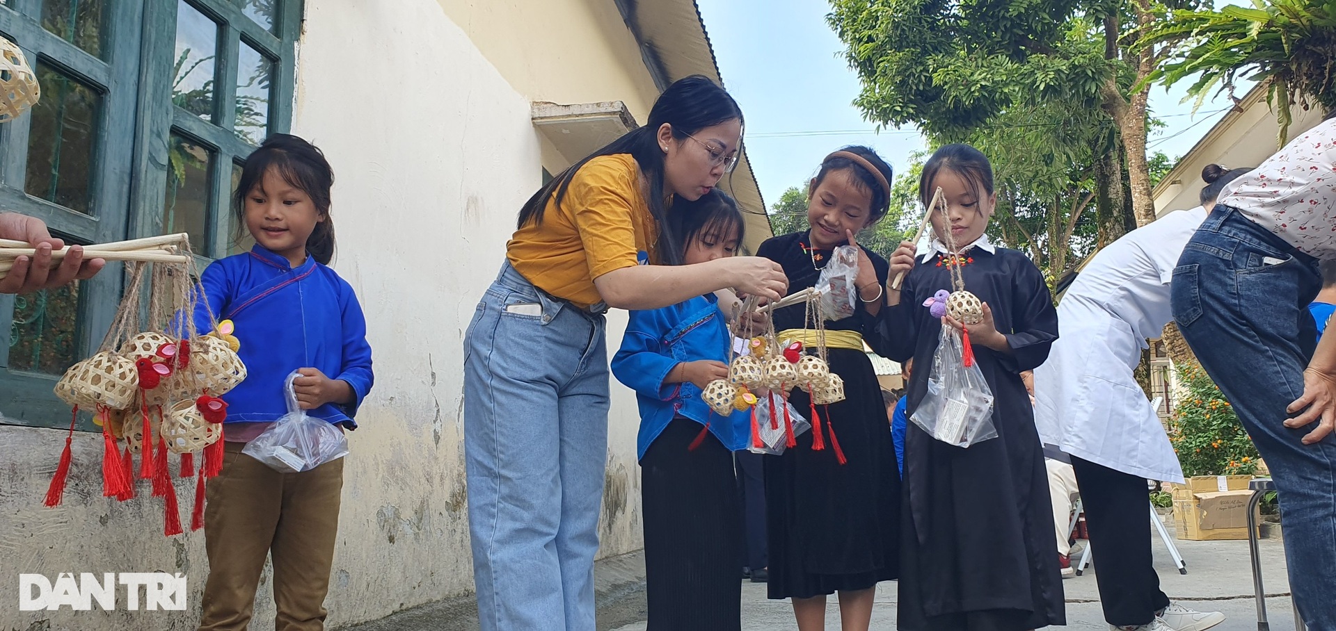 Khánh thành nhà bán trú ở Xín Mần, học sinh không còn lo rét khi đông về - 13 Khánh thành nhà bán trú ở Xín Mần, học sinh không còn lo rét khi đông về - 13