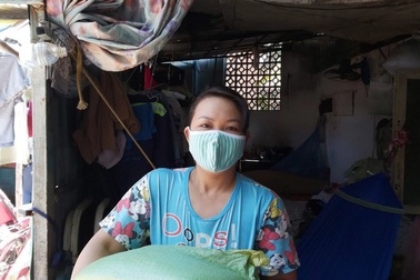 Chị phụ hồ nhận hỗ trợ gạo, tiền nhà trọ, còn được giới thiệu việc làm