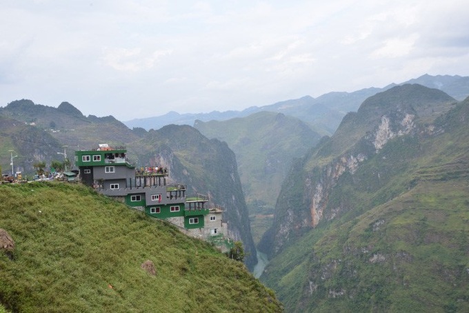 Công trình 'chui' Panorama Mã Pì Lèng sắp bị tháo dỡ bất ngờ được sơn màu xanh - Ảnh 2. Công trình 'chui' Panorama Mã Pì Lèng sắp bị tháo dỡ bất ngờ được sơn màu xanh - Ảnh 2.
