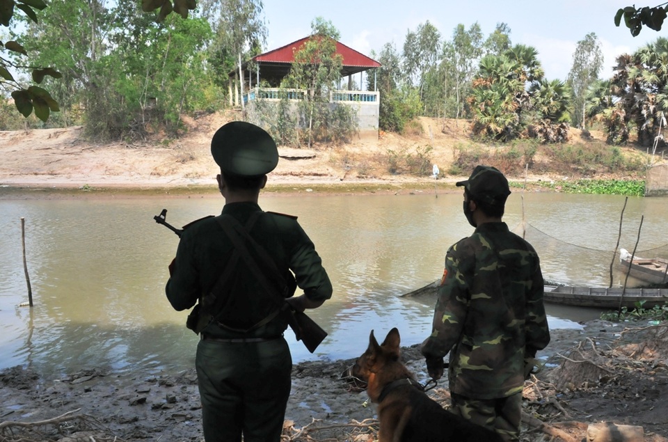 Bộ đội Biên phòng canh đường sông, giữ đường đồng ngăn ngừa dịch Covid-19 - 5 Bộ đội Biên phòng canh đường sông, giữ đường đồng ngăn ngừa dịch Covid-19 - 5