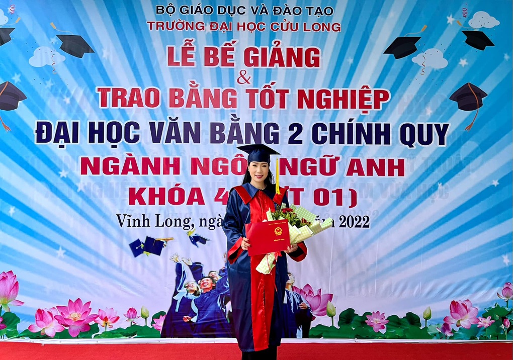 Trịnh Kim Chi lấy bằng đại học ở tuổi 51: Vừa đi chống dịch, vừa học online - 1 Trịnh Kim Chi lấy bằng đại học ở tuổi 51: Vừa đi chống dịch, vừa học online - 1