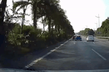 Ô tô dừng khựng ở làn 90km/h trên đường cao tốc, suýt gây tai nạn dồn toa