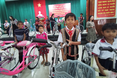 Bộ trưởng GD&ĐT Phùng Xuân Nhạ hỗ trợ học sinh, trường học tỉnh Bình Định