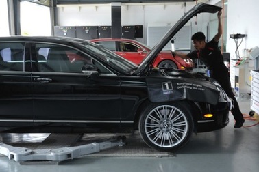 Chủ sở hữu Bentley phấn khởi khi xe được kiểm tra từ đại lý chính hãng