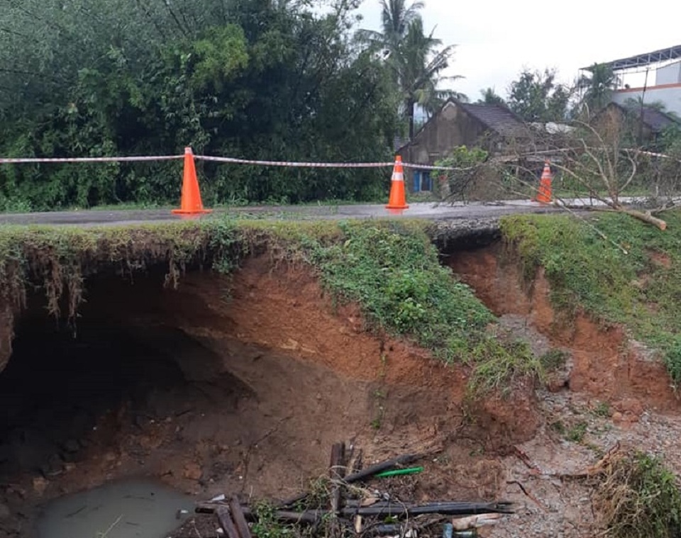 Di dời khẩn cấp hàng trăm hộ dân, nhiều tuyến đường bị chia cắt - 5 Di dời khẩn cấp hàng trăm hộ dân, nhiều tuyến đường bị chia cắt - 5