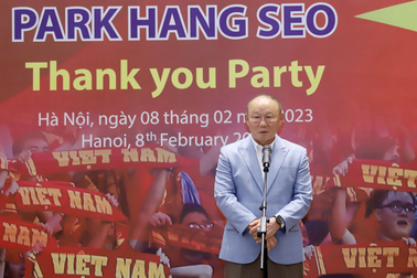 VFF tri ân HLV Park Hang Seo và trợ lý Lee Young Jin